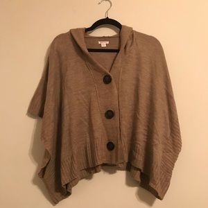 🏔 Tan 3-Button Shawl